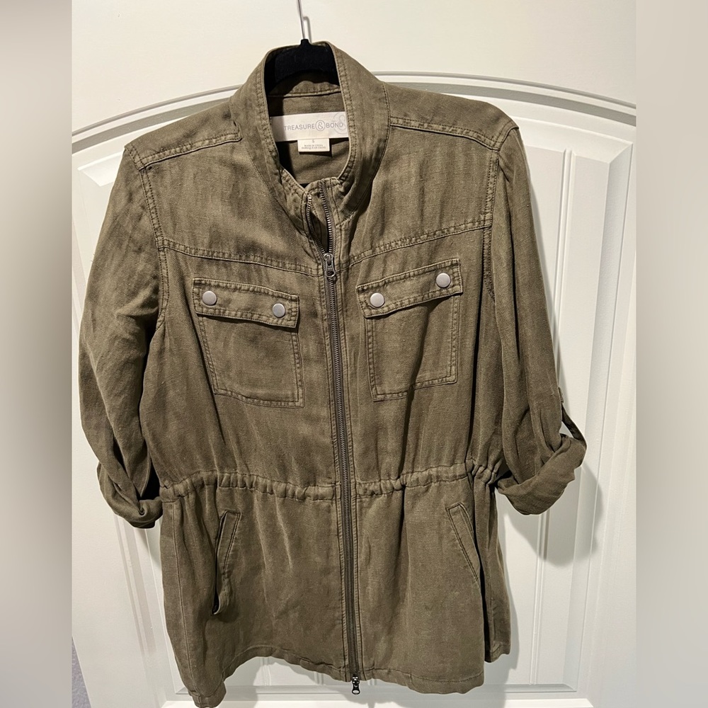 Women’s Treasure & Bond military green jacket.